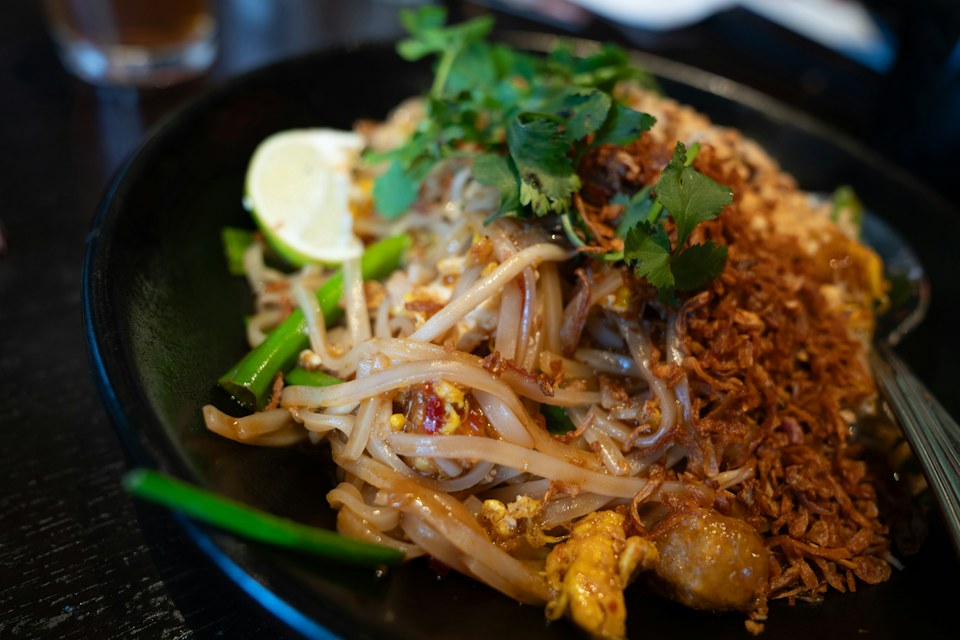 ภาพผัดไทยประกอบเรื่องร้านอาหาร ไม่ใช่ภาพของร้านในรายการ