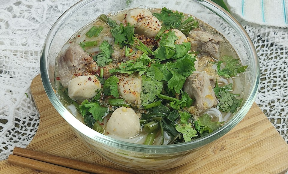 ภาพก๋วยเตี๋ยวประกอบย่านสะพานควาย ไม่ใช่ภาพของร้านที่ระบุ