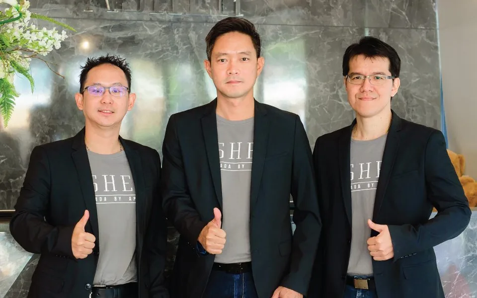 คณะผู้บริหาร A Plus Real Estate จากซ้าย คุณเชี่ยวชาญ เลิศเอกบุรุษ คุณภูมิภัทร พรหมมา และคุณชูศักดิ์ ตั้งคุณสมบัติ